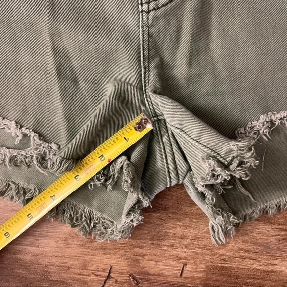 BDG distressed shorts and Tank Top Outfit - Picture 9 of 16